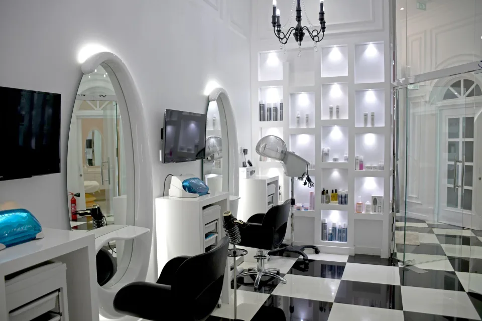 Tiệm tóc đông khách tại Hạ Phương